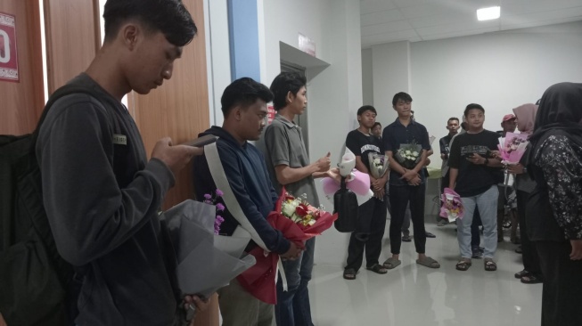 Bawa Buket Bunga, Puluhan Warga Boyolali Jenguk Relawan Ganjar Korban Penganiayaan Oknum TNI