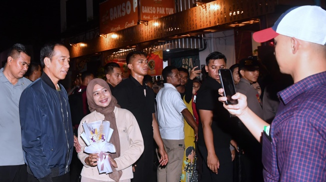 Presiden Joko Widodo atau Jokowi menghabiskan malam tahun baru 2024 dengan menelusuri jalan di sekitar Pasar Pon, Kota Surakarta, Jawa Tengah, Minggu (31/12/2023). (Rusman - Biro Pers Sekretariat Presiden)