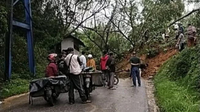 Jalan Lintas Padang-Kerinci Tertimbun Longsor
