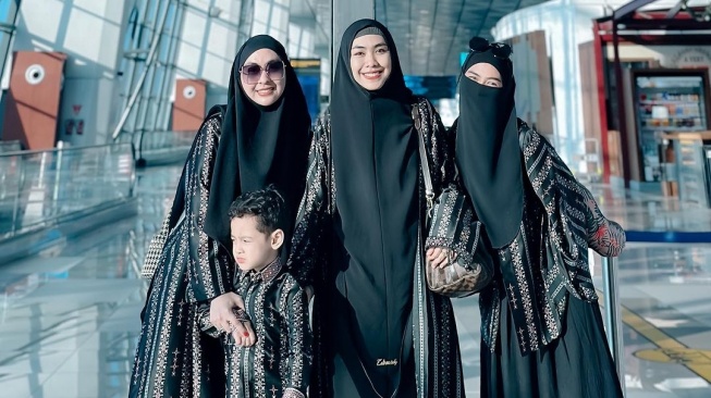 Oki Setiana Dewi, Ria Ricis dan Shindy Kurnia [Instagram/@okisetianadewi]