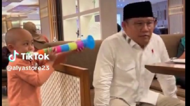 Momen Kocak Cak Imin Dikerjai Keponakan, Sampai Lompat dari Kursi