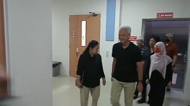 Siti Atikoh Menangis Jenguk Korban Penganiayaan, Ini Adab Menengok Orang Sakit Menurut Islam