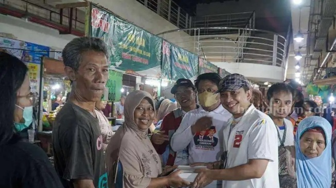 TKD Prabowo-Gibran di Jatim Blusukan Sapa Pedagang di Pasar Tambakrejo