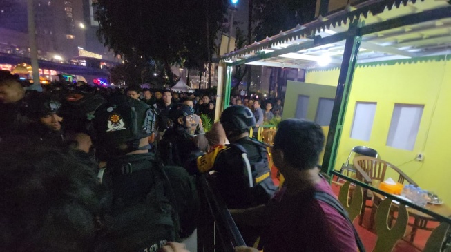 Sejumlah warga jatuh pingsan di kawasan Bundaran Hotel Indonesia (HI) pada malam pergantian tahun 2024, Minggu (31/12/2023). [Suara.com/Fakhri]