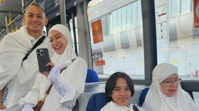 Potret Umrah BCL bareng Tiko Aryawardhana (Instagram/@itsmebcl)