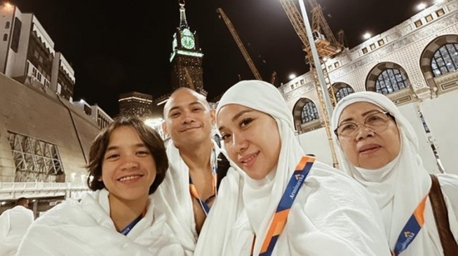 Potret Umrah BCL bareng Tiko Aryawardhana (Instagram/@itsmebcl)