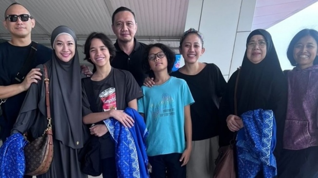 Potret Umrah BCL bareng Tiko Aryawardhana (Instagram/@emmymuchlis)