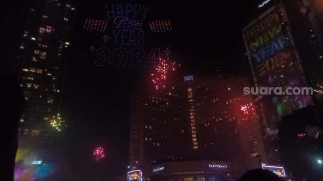 Pertunjukan Meriah Drone Light Show Saat Malam Tahun Baru 2024 di Bundaran HI