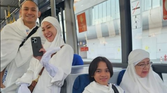 Potret BCL dan Keluarga Umroh di Malam Tahun Baru 2024. (Instagram/@itsmebcl)