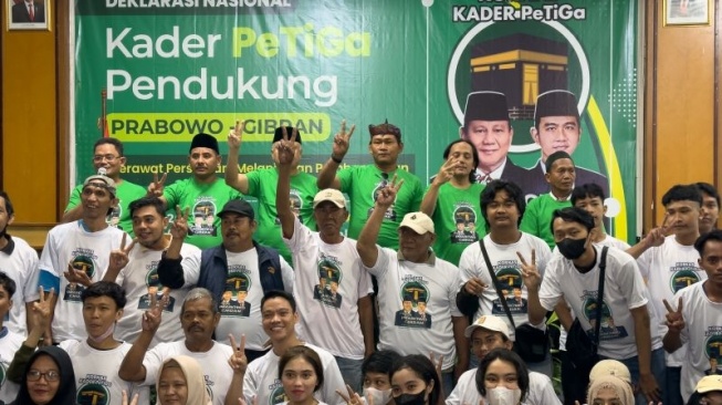 Sejumlah anggota Koordinator Nasional (Kornas) Kader PeTiGa berfoto bersama usai mendeklarasikan dukungan kepada Pasangan Calon Presiden dan Wakil Presiden RI Prabowo Subianto-Gibran Rakabuming Raka, di Kawasan Pancoran, Jakarta, Minggu, (26/11/2023). (ANTARA/Rio Feisal)