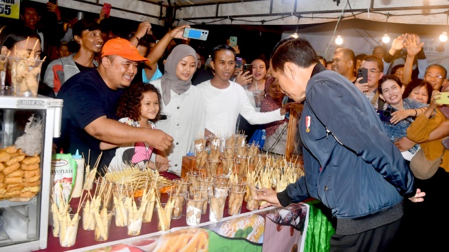 Presiden Joko Widodo atau Jokowi menghabiskan malam tahun baru 2024 dengan menelusuri jalan di sekitar Pasar Pon, Kota Surakarta, Jawa Tengah, Minggu (31/12/2023). (Rusman - Biro Pers Sekretariat Presiden)