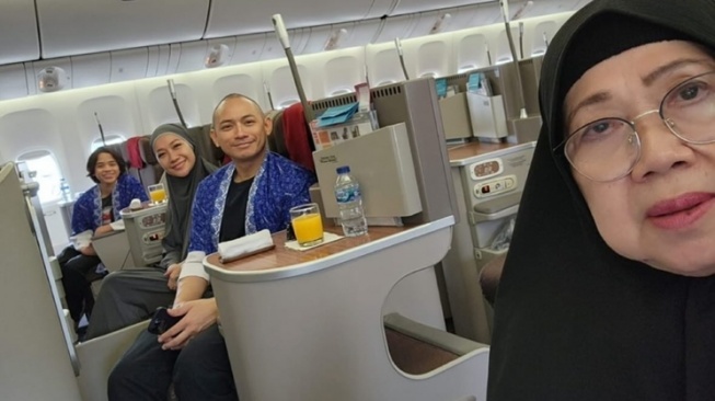 Potret Umrah BCL bareng Tiko Aryawardhana (Instagram/@andamari)