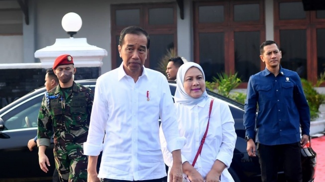 Presiden Joko Widodo atau Jokowi bertolak ke Kabupaten Purworejo, Jawa Tengah dari Pangkalan TNI AU Adi Soemarmo, Kabupaten Boyolali, Selasa (2/1/2024). (Rusman - Biro Pers Sekretariat Presiden)