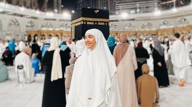 Artis umrah di tahun baru 2024 (Instagram/@febbyrastanty)