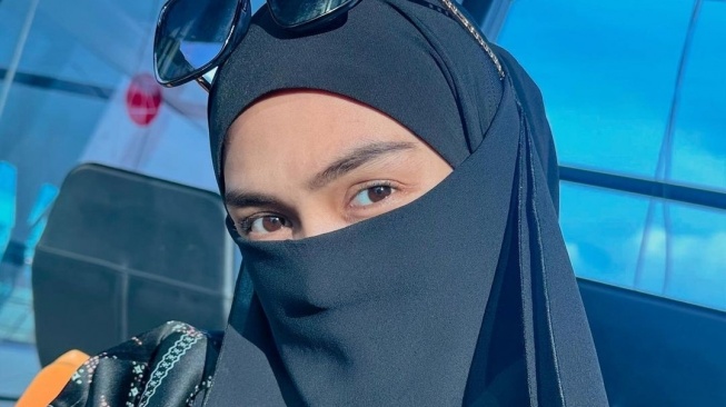 Potret Ria Ricis Saat Umrah (Instagram)