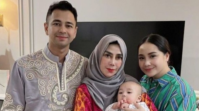 Raffi Ahmad dan ibu, Amy Qanita alias Mama Amy. (Instagram/amy_r_qanita)