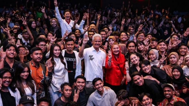 Calon Presiden RI Ganjar Pranowo (tengah) berfoto bersama influencer dan pemuda usai acara peluncuran program internet gratis di Borsumy Heritage, Semarang, Jawa Tengah, Senin (1/1/2024). ANTARA FOTO/Makna Zaezar/foc.