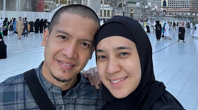 Artis umrah di tahun baru 2024 (Instagram/@dimasseto_1)