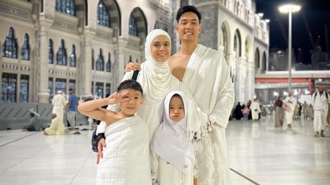 Artis umrah di tahun baru 2024 (Instagram/@missnyctagina)