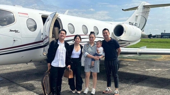 Artis punya jet pribadi (Instagram/@raffinagita1717)