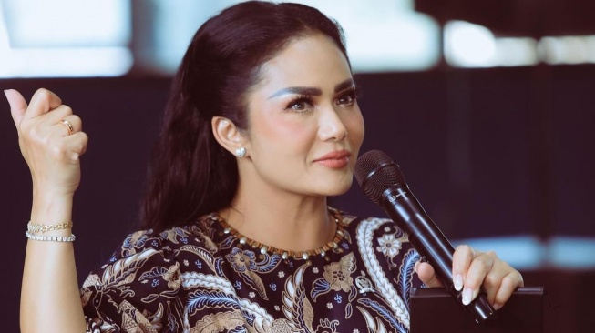 Krisdayanti Lulusan Apa? Gajinya Sebagai DPR Tembus Ratusan Juta