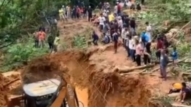 Jalan Lintas Padang-Kerinci Mulai Bisa Dilewati Kendaraan dengan Sistem Buka-Tutup, Pembersihan Longsor Masih Berjalan