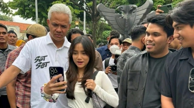 Momen Selfie Fuji Bareng Ganjar Pranowo, Thariq Halilintar Tersenyum Melihatnya (TikTok/@berita_presiden)