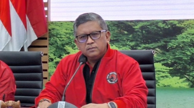 Sekretaris Jenderal PDI Perjuangan Hasto Kristiyanto berikan keterangan kepada wartawan dalam konferensi pers di Kantor DPP PDIP, Jakarta Pusat, Rabu (2/1/2024). ANTARA/Fianda Sjofjan Rassat.