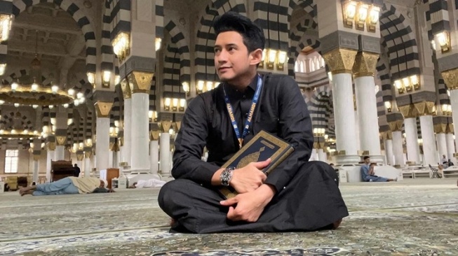 Artis umrah di tahun baru 2024 (Instagram/@chand_kelvin)