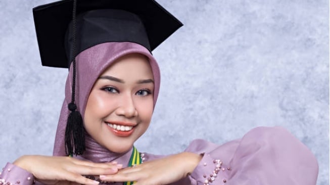 4 Tips Makeup Wisuda yang Flawless dan Tahan Lama, Jangan Skip Sunscreen!