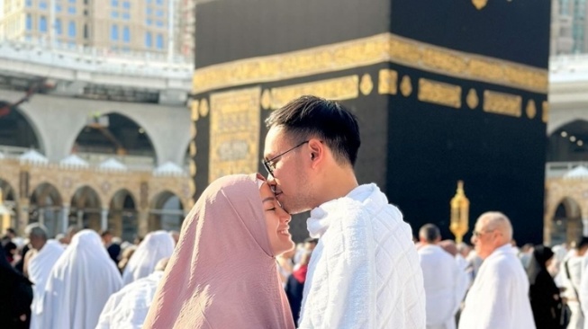 Artis umrah di tahun baru 2024 (Instagram/@merdioctav)