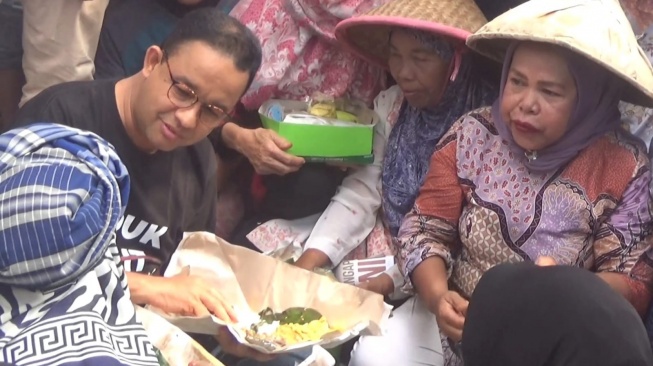 Janji Anies Baswedan Saat Makan Tengah Sawah Solok Bareng Petani