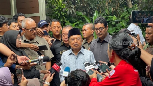 Wakil Presiden ke-10 dan ke-12 RI Jusuf Kalla (JK) melayat ke rumah duka Rizal Ramli di Jalan Bangka, Jakarta Selatan, Rabu (3/1/2024). (Suara.com/Novian)