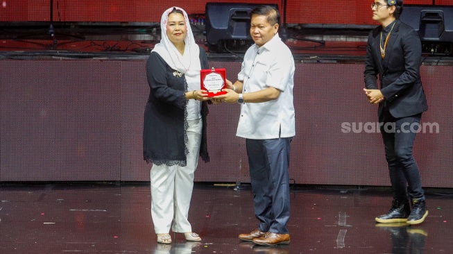 Politisi sekaligus Putri Presiden ke-4 Abdurrahman Wahid atau Gus Dur Yenny Wahid menerima penghargaan dalam Konser Lilin Putih di Balai Sarbini, Semanggi, Jakarta, Rabu (3/1/2024). [Suara.com/Alfian Winanto]