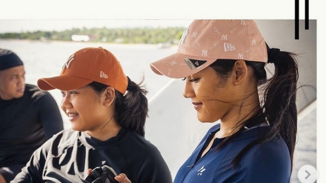 Latihan Scuba Diving, Erina Gudono Pakai Topi Mewah: Harganya Jutaan?