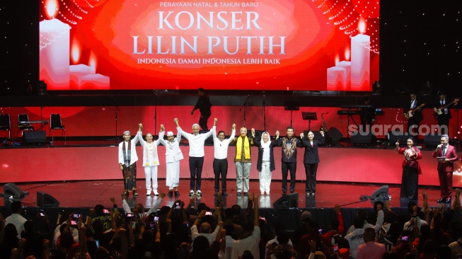 Pasangan Capres dan Cawapres nomor urut 3, Ganjar Pranowo dan Mahfud MD (tengah) saat menghadiri Konser Lilin Putih di Balai Sarbini, Semanggi, Jakarta, Rabu (3/1/2024). [Suara.com/Alfian Winanto]