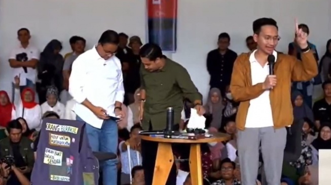 Rela Bersihkan Kamera Ponsel Orang Lain Pakai Kemejanya, Anies Dipuji Presiden Melayani