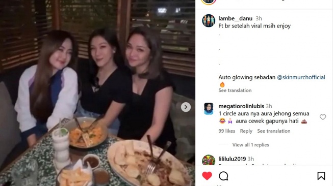 Bella Damaika nongkrong bersama tiga temannya. Hal itu semakin membuat warganet geram, karena Bella seolah-olah tak terjadi apa-apa setelah isu menjadi pelakor dari rumah tangga  Ira Nandha dan Elmer Syaherman. [Instagram]