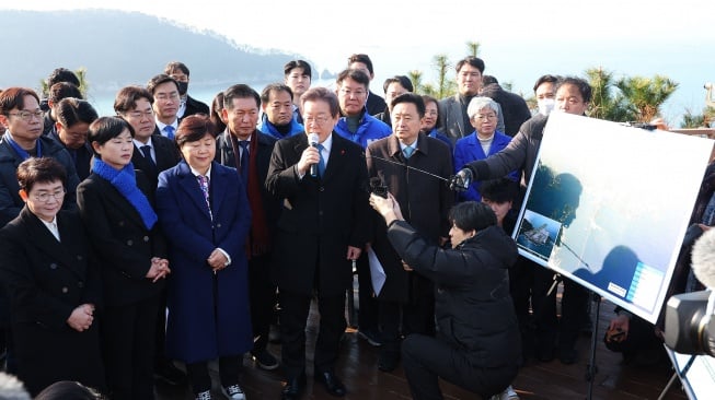 Pemimpin partai oposisi Korea Selatan Lee Jae-myung (tengah) berbicara kepada wartawan saat konferensi pers di Bandara Baru Busan, Korea Selatan, Selasa (2/1/2024). [YONHAP / AFP]