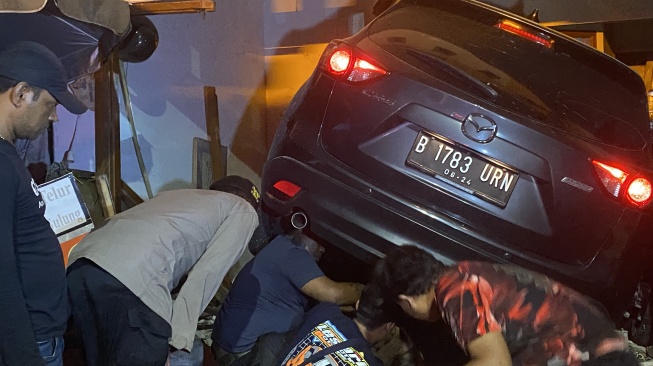 Mobil Tabrak Rumah Kontrakan di Kembangan, Empat Sepeda Motor Ringsek