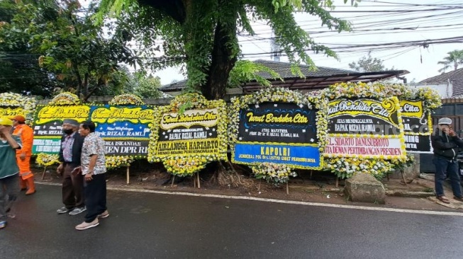 Karangan bunga ucapan duka cita dari sebagian pejabat berhadapan dengan meninggalnya ekonom senior Rizal Ramli di area depan rumah duka dalam Jalan Bangka IX, Ibukota Selatan, Rabu (3/1/2023). (Suara.com/Novian)