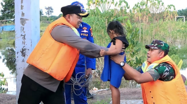 Cooling System Warga, Kapolres Siak Turun Langsung Tinjau Lokasi Banjir dan Evakuasi Warga