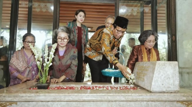 Mahfud MD Baru Saja Ziarah ke Makam Mohammad Hatta, Ini Penjelasan Logika Laku Ziarah Kubur Dalam Islam