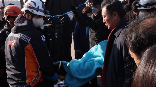 Petugas medis membawa pemimpin partai oposisi Korea Selatan Lee Jae-myung dengan tandu setelah diserang saat konferensi pers di Busan, Korea Selatan, Selasa (2/1/2024). [YONHAP / AFP]