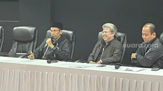 Ketua TPN Ganjar-Mahfud, Tuan Guru Bajang (TGB) Zainul Majdi (pegang mic) dan Deputi Hukum TPN Ganjar-Mahfud, Todung Mulya Lubis (tengah) saat konferensi pers di Gedung High End MNC, Jakarta Pusat, Rabu (3/1/2024). (Suara.com/Bagaskara)