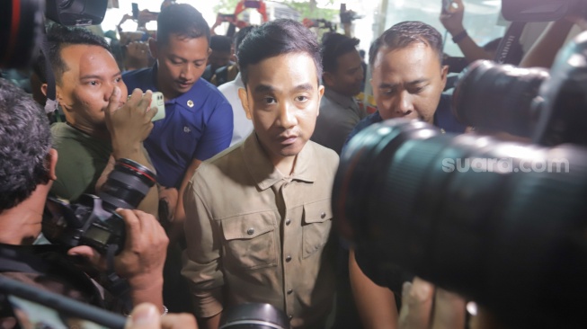 Calon Wakil Presiden (Cawapres) nomor urut 2 Gibran Rakabuming Raka (tengah) saat datang untuk menjalani Pemeriksaan di Bawaslu Kota Jakarta Pusat, Jakarta, Rabu (3/1/2023). [Suara.com/Alfian Winanto]