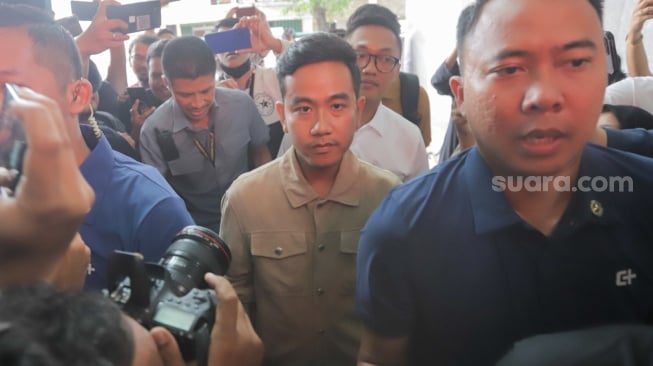 Calon Wakil Presiden (Cawapres) nomor urut 2 Gibran Rakabuming Raka (tengah) saat datang untuk menjalani Pemeriksaan di Bawaslu Kota Jakarta Pusat, Jakarta, Rabu (3/1/2023). [Suara.com/Alfian Winanto]