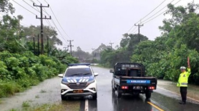 Hujan Seharian, Pengendara Nekat Lewati Genangan Air Sampai Mati Mesin di Jalan Bintan