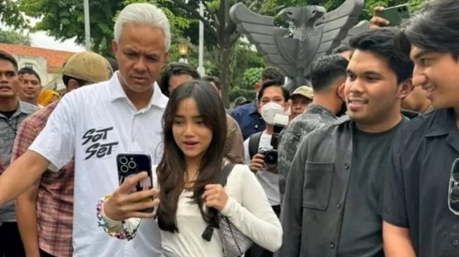 Penampilannya di Acara Ganjar Pranowo Disebut Terlalu Terbuka, Intip 5 OOTD Fuji Dengan Pakaian Formal