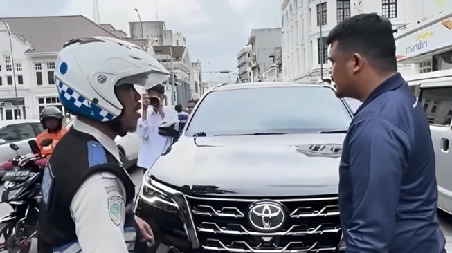 Bobby Nasution Ngamuk Gara-gara Trotoar Dipakai Parkir,  Semprot Petugas Dishub hingga Jukir